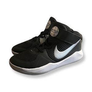 Nike Team Hustle Sneakers Boys Size 2